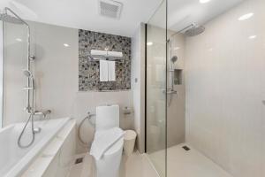 北芭堤雅芭堤雅金色郁金香海滩度假酒店的白色的浴室设有卫生间和淋浴。