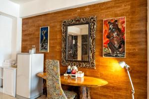 Ban Si ThanThe White Rabbit Hostel的客房设有带桌子和镜子的木墙