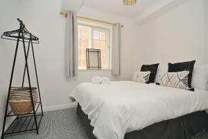 普里茅斯Stylish apartment, Barbican的白色的卧室设有一张大床和一个窗户
