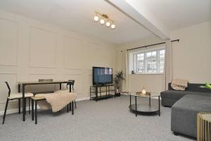 普里茅斯Stylish apartment, Barbican的带沙发和电视的客厅