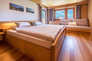 普雷多伊Ferienhaus Nairz Alpenrose的小屋内一间卧室,配有一张大床