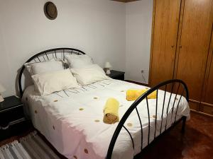 库拉尔-达斯弗雷拉斯Vivenda Ribeiro - Curral das Freiras的一间卧室配有带白色床单和枕头的床。