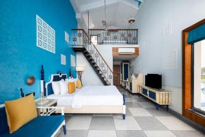 Hotel Sonar Bangla Mayapur的一间卧室设有一张床和一个楼梯