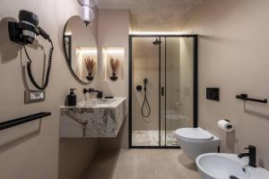 米兰Duomo Collection的带淋浴、卫生间和盥洗盆的浴室