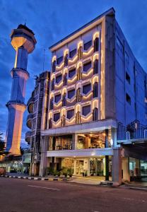 万隆Hotel 88 Alun Alun Bandung By WH的一座建筑前面有一座清真寺