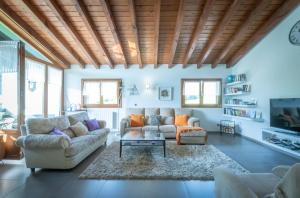 AiaOribarzar - Vivienda acogedora en plena naturaleza的客厅配有两张沙发和地毯。