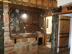 大格拉迪什泰Apartmani Pinkum的厨房设有石墙和炉灶。