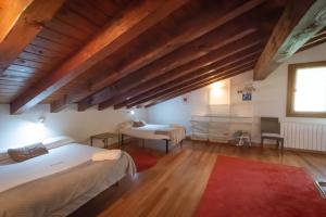 AiaOribarzar - Vivienda acogedora en plena naturaleza的一间带两张床的卧室和红色地毯