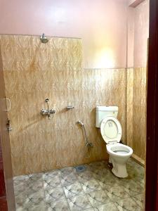 奇旺Hotel Tree Tops- A Serene Friendly Hotel in Sauraha的一间带卫生间和淋浴的浴室