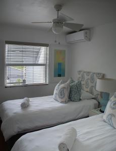 巴利托Palm Cove - 16 Chakas Cove, Literally on the Beach的一间卧室设有两张床和窗户。