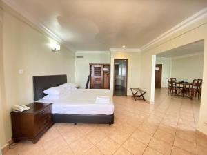 珍拉丁苏里亚珍拉丁伊瑞尔度假村的一间卧室设有一张床和一间用餐室