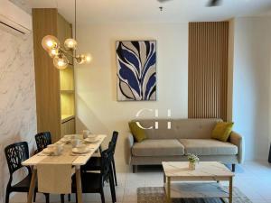 古晋Kuching Apartment @ TT3 SOHO Near NorthBank的客厅配有桌子和沙发