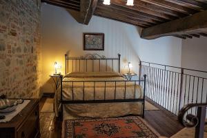 德鲁塔Hotel & SPA L'Antico Forziere的一间卧室设有一张床、两盏灯和一个楼梯。