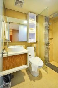 长滩岛Ferra Premier by JG的浴室配有卫生间、盥洗盆和淋浴。