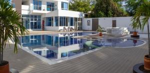 里考尔特Maravilloso Apartamento Privado de Descanso en Ricaurte Cundinamarca的房屋前的游泳池