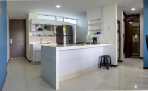 里考尔特Maravilloso Apartamento Privado de Descanso en Ricaurte Cundinamarca的白色的厨房配有柜台和冰箱