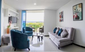 里考尔特Maravilloso Apartamento Privado de Descanso en Ricaurte Cundinamarca的客厅配有蓝色椅子和沙发