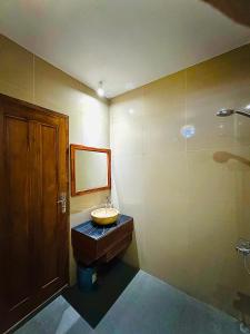 金塔马尼巴图尔火山旅馆的一间带水槽和淋浴的浴室
