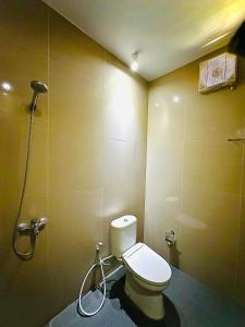 金塔马尼巴图尔火山旅馆的一间带卫生间和淋浴的浴室