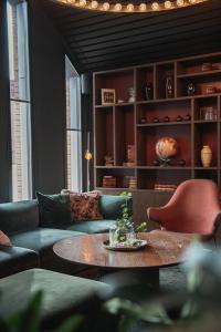 厄斯特松德克拉丽奥格兰德厄斯特松德酒店的客厅配有沙发和桌子