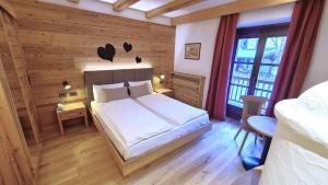 安达洛史波特公园酒店的木制客房内的一间卧室,配有一张床