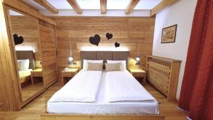 安达洛史波特公园酒店的木制客房内的一间卧室,配有一张床