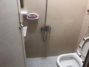 迪拜Dubai NorthStar Hostels的设有带淋浴间和卫生间的浴室