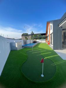 巴生Armaya Pool Villa Klang的屋顶上的迷你高尔夫球场