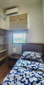振林山Seaview Regalia Park, (Happy House), Full Furnished, Free WiFi Forestcity的一间卧室设有一张床和一个窗口