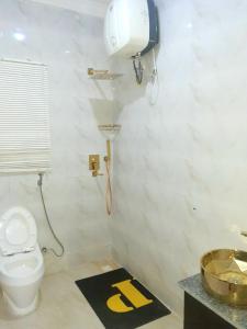 GwarinpaSomewhere Apartment的一间带卫生间和水槽的浴室