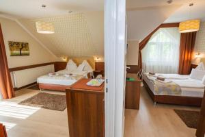 豪伊杜索博斯洛派维尔酒店的一间卧室配有两张床和一张书桌。