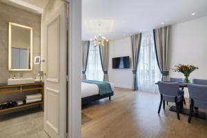 巴黎Vestay Montaigne的酒店客房 - 带一张床和用餐室