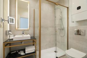 巴黎Vestay Montaigne的一间带水槽和淋浴的浴室