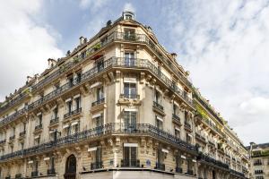 巴黎Vestay Montaigne的旁边带阳台的建筑