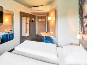 达姆施塔特达姆施塔特B&B酒店的酒店客房配有两张床和一张书桌