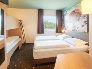 达姆施塔特达姆施塔特B&B酒店的酒店客房设有两张床和窗户。