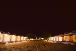 斋沙默尔Destination Desert Camp的一条满是建筑和树木的空街
