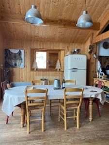 马泰马尔Chalet Familial的厨房配有桌椅和冰箱。
