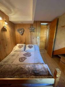 马泰马尔Chalet Familial的一间卧室,卧室内配有一张大床