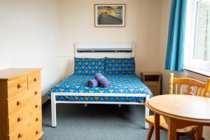 因弗内斯因弗内斯青年旅舍的一间小卧室,配有一张床和一张桌子