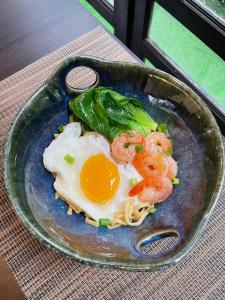 清迈奇瓦迪酒店的桌上一盘带虾和鸡蛋的食物