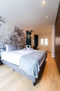 蒙斯Luxury Duplex Coeur de Mons 64-3的卧室配有一张白色大床