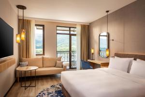 普拉韦茨Hyatt Regency Pravets Resort的酒店客房设有一张大床和一张沙发。
