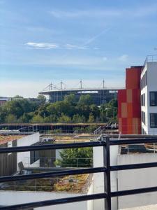 圣但尼Rooftop vue sur le Stade de France的建筑的背景是一座体育场