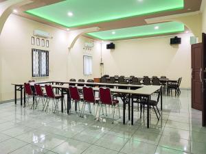 KinatiRedDoorz Plus Syariah near Simpang Rimbo Jambi的一间会议室,配有长桌子和椅子