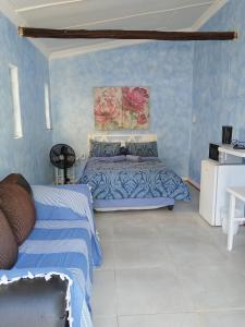 比勒陀利亚BellaMaria的一间卧室设有两张床,拥有蓝色的墙壁。