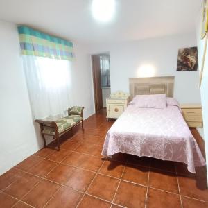 Balcon de TeldeCasa Mami Carmen Telde, Las Palmas的一间卧室配有一张床和一把椅子