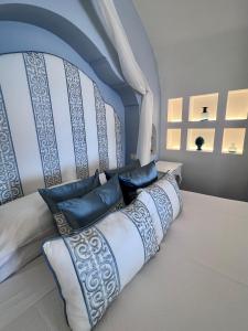 波西塔诺麦润科图酒店的一张带蓝色和白色枕头的床