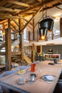 圣热尔韦莱班Wanderful Life MontBlanc refuge haut de gamme的一张带椅子的大型木桌和一间餐厅