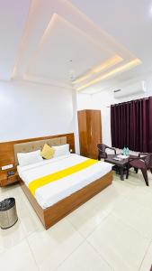 乌代浦Hotel Sunrise Palace的一间卧室配有一张大床和一张沙发